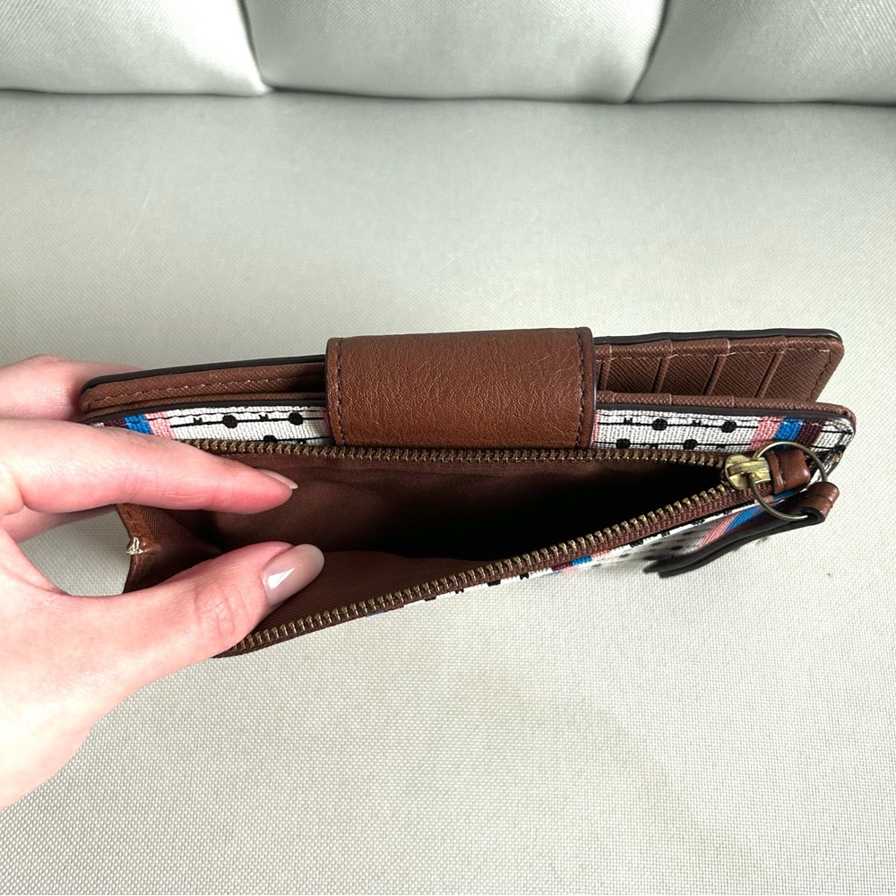 Pattern Fossil Tab Wallet - Picture 8 of 14